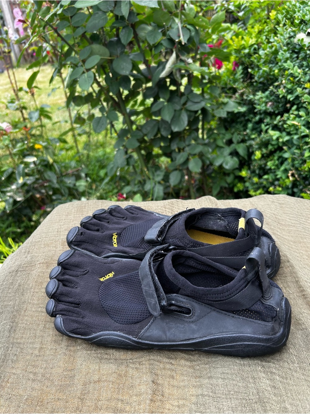 Vibrate W148 Women’s Black FiveFingers Toe Shoes with Yellow Accents Size 40/9US